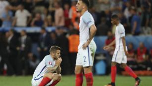 Jugadores de Inglaterra lamentan la derrota contra Islandia