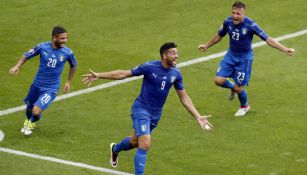 Italianos festejan gol de Pellé contra España