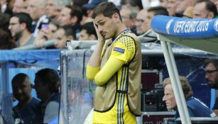 Iker Casillas se lamenta en la banca de España durante juego contra Italia