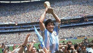 Diego Armando Maradona con la Copa Mundial en el estadio Azteca