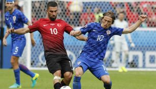 Arda Turan compite por el balón con Modric en la Euro 2016