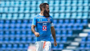 Marc Crosas, disputando un partido con el Cruz Azul