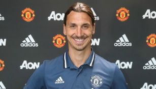 Zlatan Ibrahimovic es presentado por el Manchester United