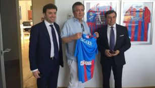 Vergara posa con una playera del Catania y junto a directivos dle club