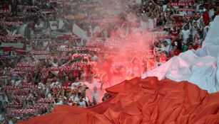 Aficionados de Polonia prenden bengalas en en Estadio Velodrome