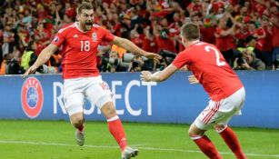 Vokes celebra con Gunter el tercer tanto de Gales