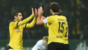 Mkhitaryan y Hummels celebran un gol con el Dortmund