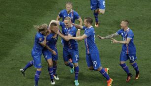 Jugadores de Islandia festejan gol contra Inglaterra 