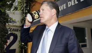 Ricardo Peláez con la taza conmemorativa del centenario