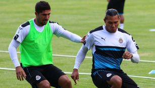 Pereira y Peña disputan el balón en práctica de Chivas