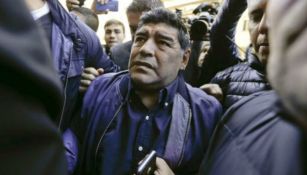 El astro argentino, Diego Armando Maradona, se retira del edificio de la AFA