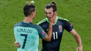 CR7 consuela a Gareth Bale, su compañero en Real Madrid, luego de la Semifinal entre Portugal y Gales