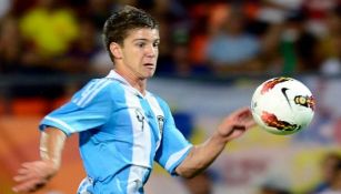 Luciano Vietto intenta alcanzar el balón en un partido de la Selección Argentina Sub 20