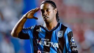 Ronaldinho en partido con los Gallos de Querétaro