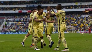 Jugadores del América celebran un gol en un partido