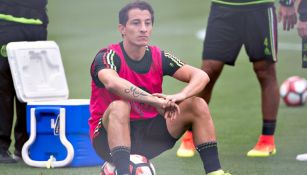 Andrés Guardado, pensativo en un entrenamiento del Tri