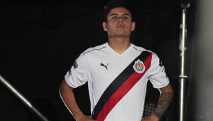 Chofis López posa con el uniforme alternativo de Chivas