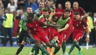 Jugadores de Portugal celebran en gol de Éder en la Final de la Euro