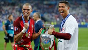 Pepe y CR7 posan felices con el trofeo de la Eurocopa 
