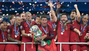 Cristiano Ronaldo y Prtugal festejan con la Copa de Europa