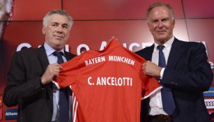 Ancelotti muestra con orgullo la playera del Bayern 