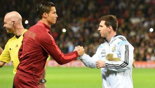 Cristiano Ronaldo y Messi se saludan, previo a un partido