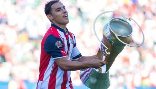 Omar Bravo festeja el título de la Supercopa MX