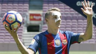 Lucas Digne saluda a la afición del Barcelona