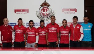 Refuerzos del Toluca posan con la nueva playera