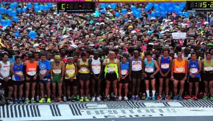 Corredores se preparan para la salida en el Maratón de la CDMX