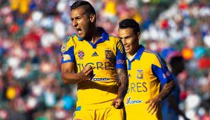 Ismael Sosa festeja un gol con Tigres