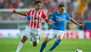 Severo Meza y Chaco Giménez pelean un balón durante la J1