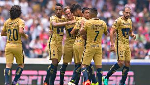 Jugadores de Pumas festejan anotación contra Chivas