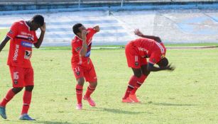 Jugadores del River Plate ecuatoriano se cubren de las abejas