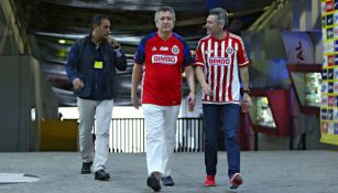 Vergara e Higuera caminan en los pasillos del Estadio Chivas