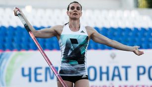 Yelena Isinbayeva, preparándose para saltar con la pértiga en una competencia