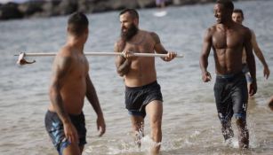 Crosas sale de la playa con el animal herido