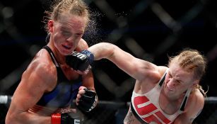 Valentina Shevchenko golpea el rostro de Holly Holm durante el combate