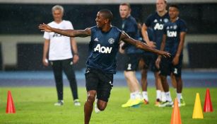 Ashley Young celebra en práctica del Manchester United