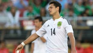 Chicharito se lamenta tras una falla con el Tri