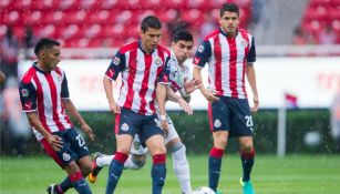 Jugadores de Chivas durante el duelo entre el Rebaño y Jaguares en la Copa MX