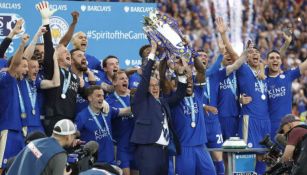 Jugadores y entrenador del Leicester levantan el título de Premier League