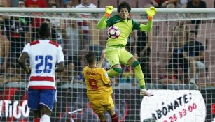 Guillermo Ochoa realiza una jugada para evitar un gol del Sevilla