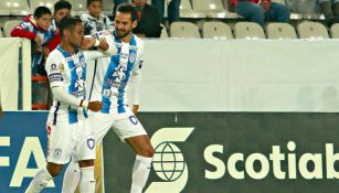 Goncalves celebra junto a Rául López el gol de la victoria de Tuzos