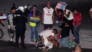 Barristas del Veracruz auxilian a uno de los suyos que quedó golpeado