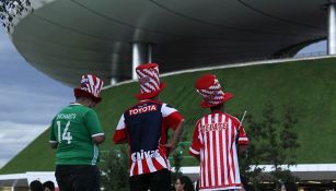Aficionados de Chivas, observando el estadio del Rebaño