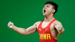 Long Qingquan festeja después de ganar la medalla de Oro