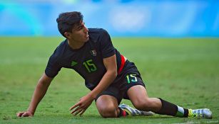 Erich Gutiérrez cae al suelo durante juego contra Corea del Sur