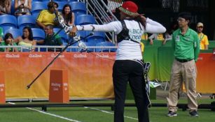 Alejandra Valencia dispara un flecha en el último set