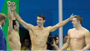 Michael Phelps (centro) festeja con sus compañeros el triunfo 